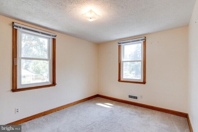 Building Photo - 905 Regester Ave