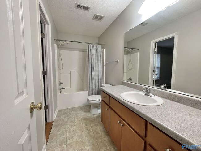 Building Photo - 186 Hollington Dr NE