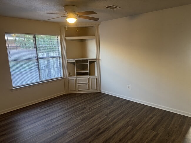 Building Photo - 3955 Ledbetter Dr