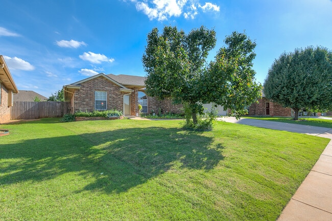 Building Photo - Edmond Schools + 4 bedrooms