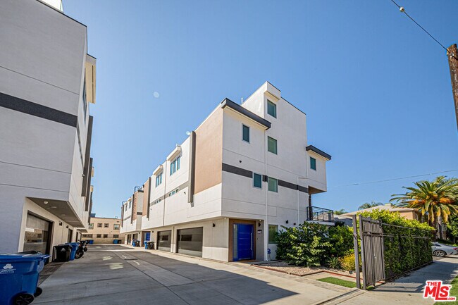 Building Photo - 6142 1/2 Lexington Ave