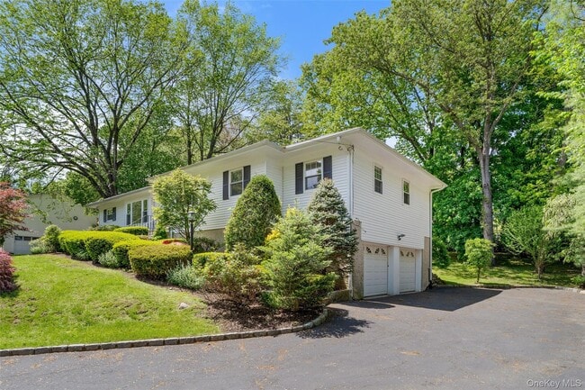 Building Photo - 25 Saxon Wds Rd