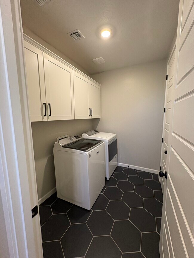 Building Photo - 1928 W Chisum Trl