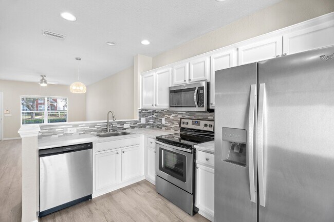 Building Photo - **NEWLY REMODELED ** MAINTENANCE FREE TOWNHOME/ NO APPLICATION FEES**