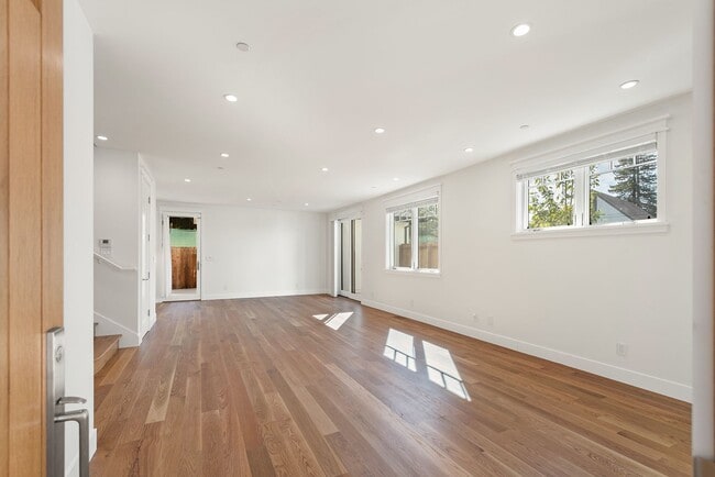 Building Photo - Luxury Home– Central Sebastopol – Close to everything – Best in Class