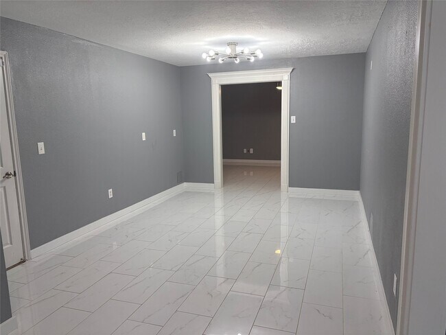 Building Photo - 18385 Ten Oaks Ct