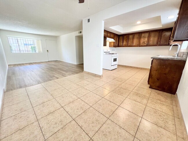 Building Photo - Beautiful First floor 3 bedroom Rose Park ...