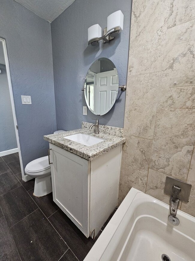 Building Photo - Charming Home 3 bedrooms 1 bath Large Yard.