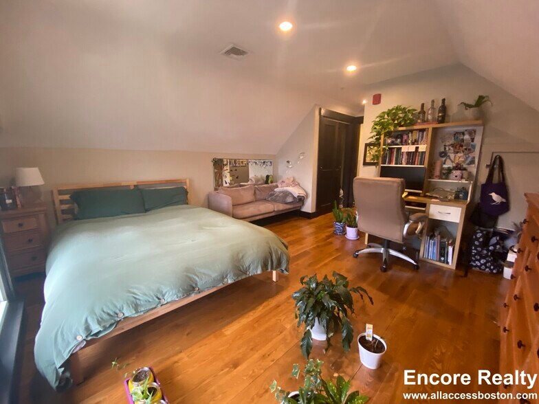 Building Photo - 46 Creighton St