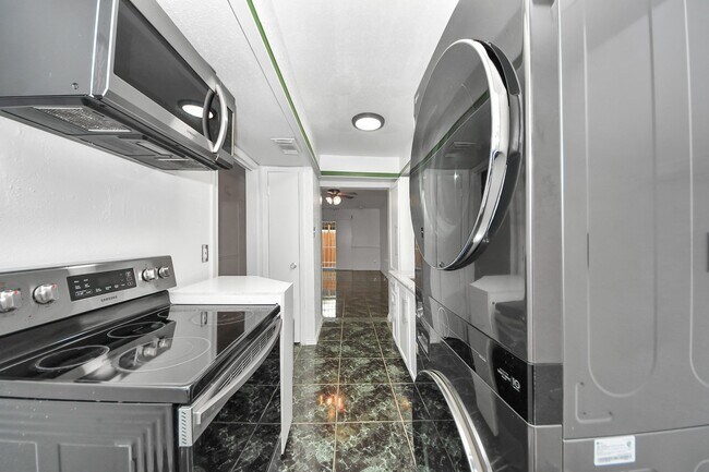Building Photo - 7954 Grove Ridge Dr