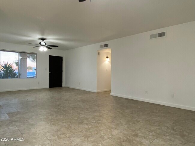 Building Photo - 2121 W Sequoia Dr