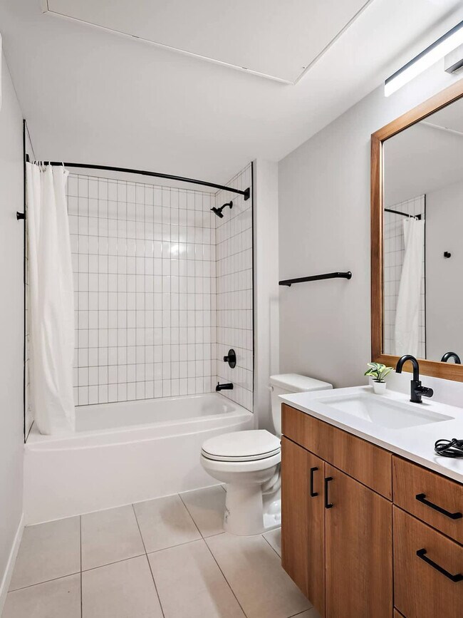 Building Photo - 402 NE 2nd St