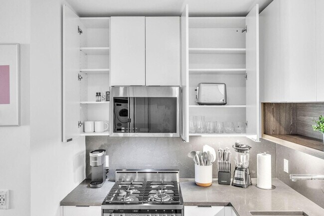 Building Photo - 70 W 37th St