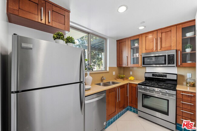 Building Photo - 841 Westmount Dr