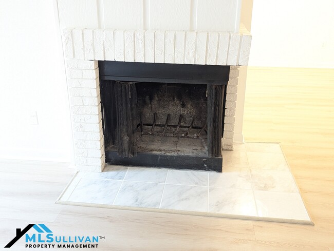 Building Photo - 4100-4105 Five Oaks Dr