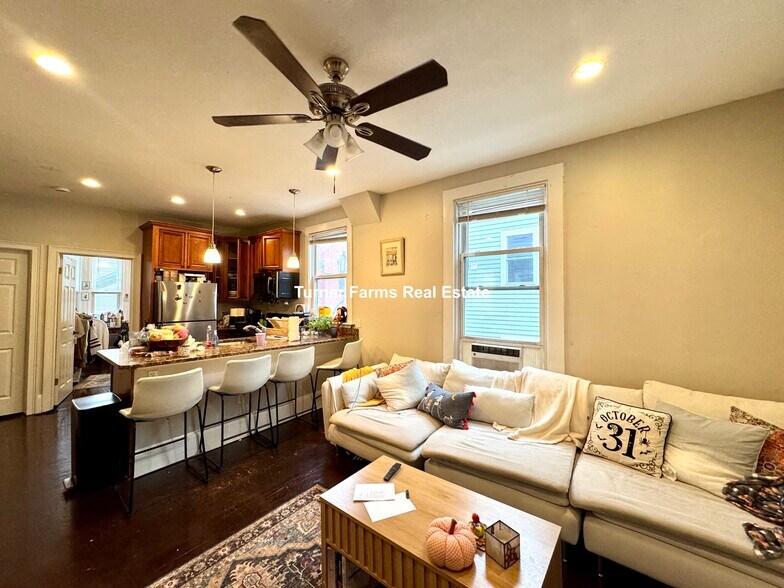 Building Photo - 719 Parker St