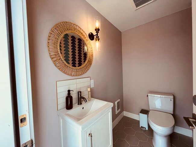 Building Photo - 2381 S Cherokee St