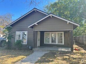 Building Photo - Updated 3 bedroom 2 bath EASY walk to campus!