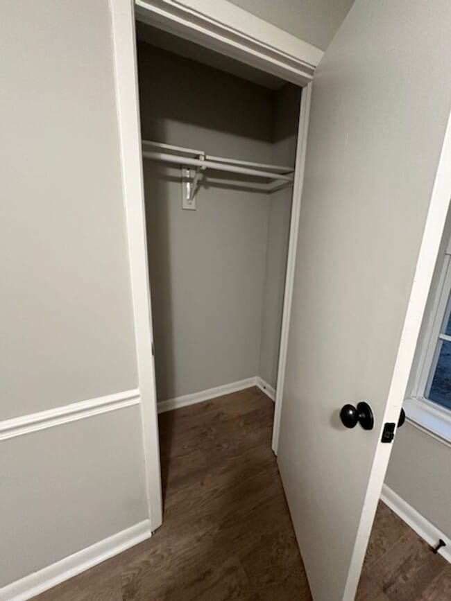 Building Photo - 3 bed 2 bath perfect location