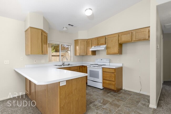 Building Photo - 3 Bedroom, 2 Bathroom Home in the Red Clif...