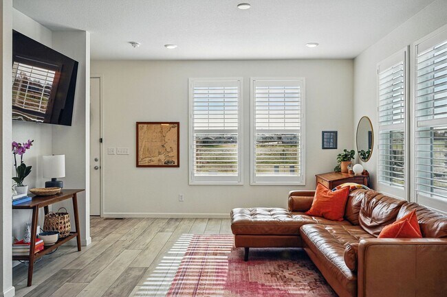 Building Photo - Spacious 3BR/3BA Townhome-Available NOW! $...