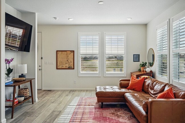 Building Photo - Spacious 3BR/3BA Townhome-Available NOW!