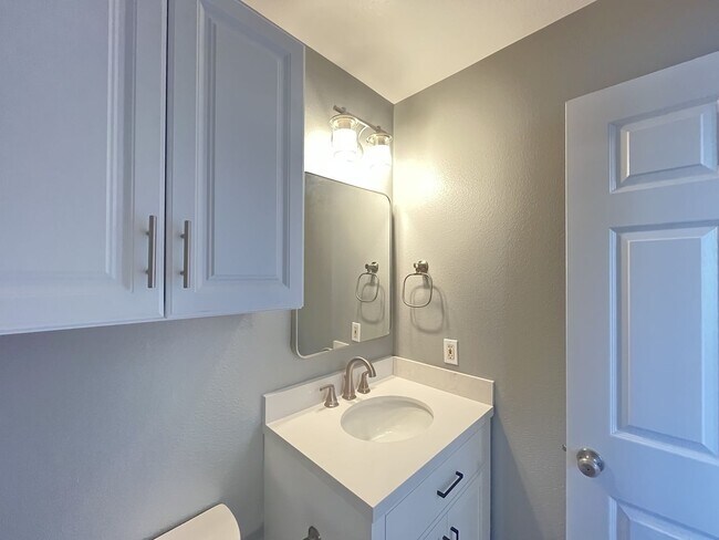 Building Photo - Beautifully Renovated Upstairs unit w/View...