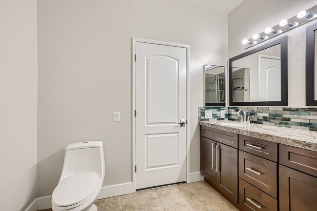 Building Photo - Discover this spacious and well-appointed 2-bedroom + office/den, 2-bath condo located in the hig...