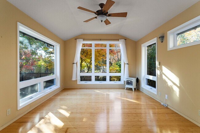 Building Photo - Spacious Home ! Huge living room, 2nd family room, kitchen nook and extra room off kitchen. Large...