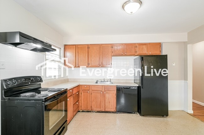 Building Photo - 380 S St Jacques St