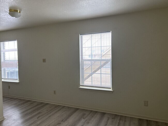 Building Photo - 504 Esther Cir