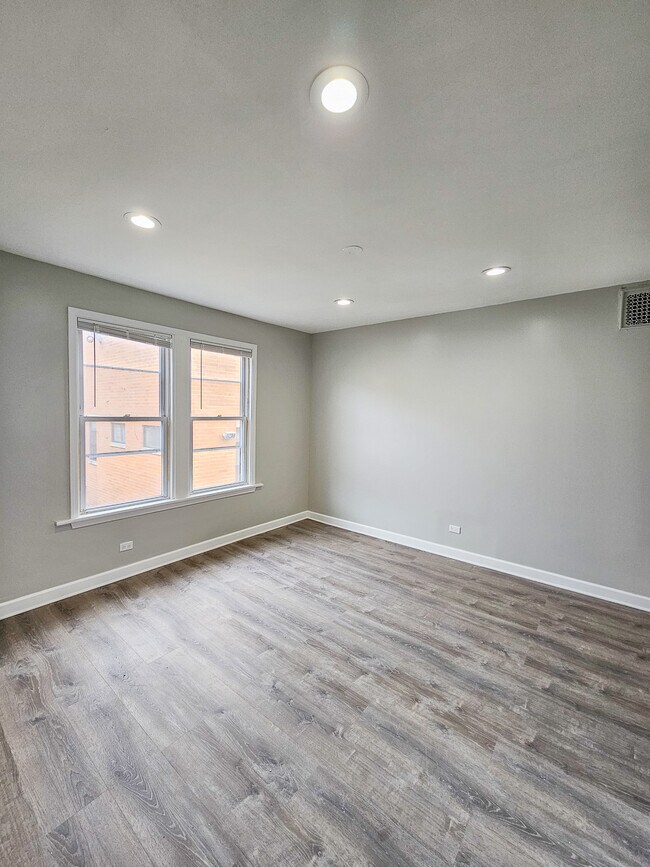 Building Photo - 1925 W Warner Ave