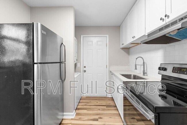 Building Photo - 895a W Sharpe Ave