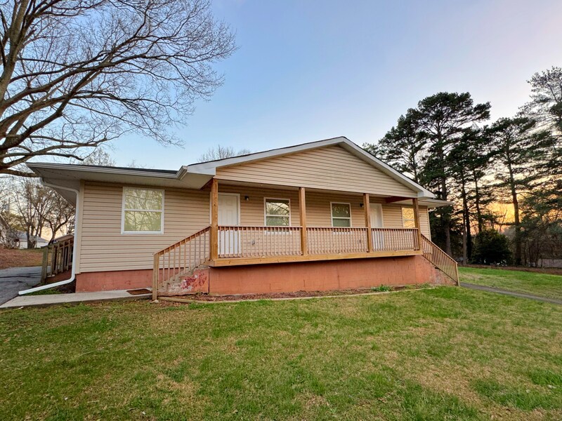 Building Photo - 613 W 4th Ave