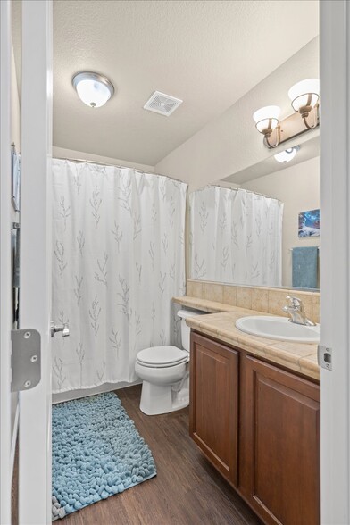 Guest Bathroom Upstairs - 807 Esplanade Cir