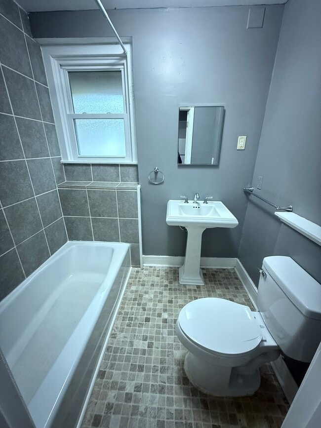 Building Photo - Single-Family Home Close to Henry Ford Hos...