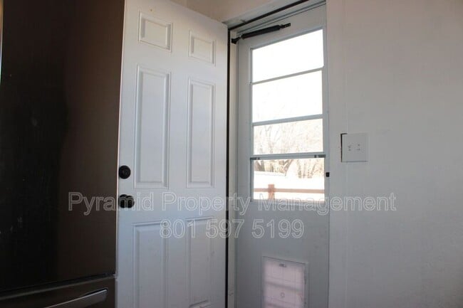 Building Photo - 489 E Center St