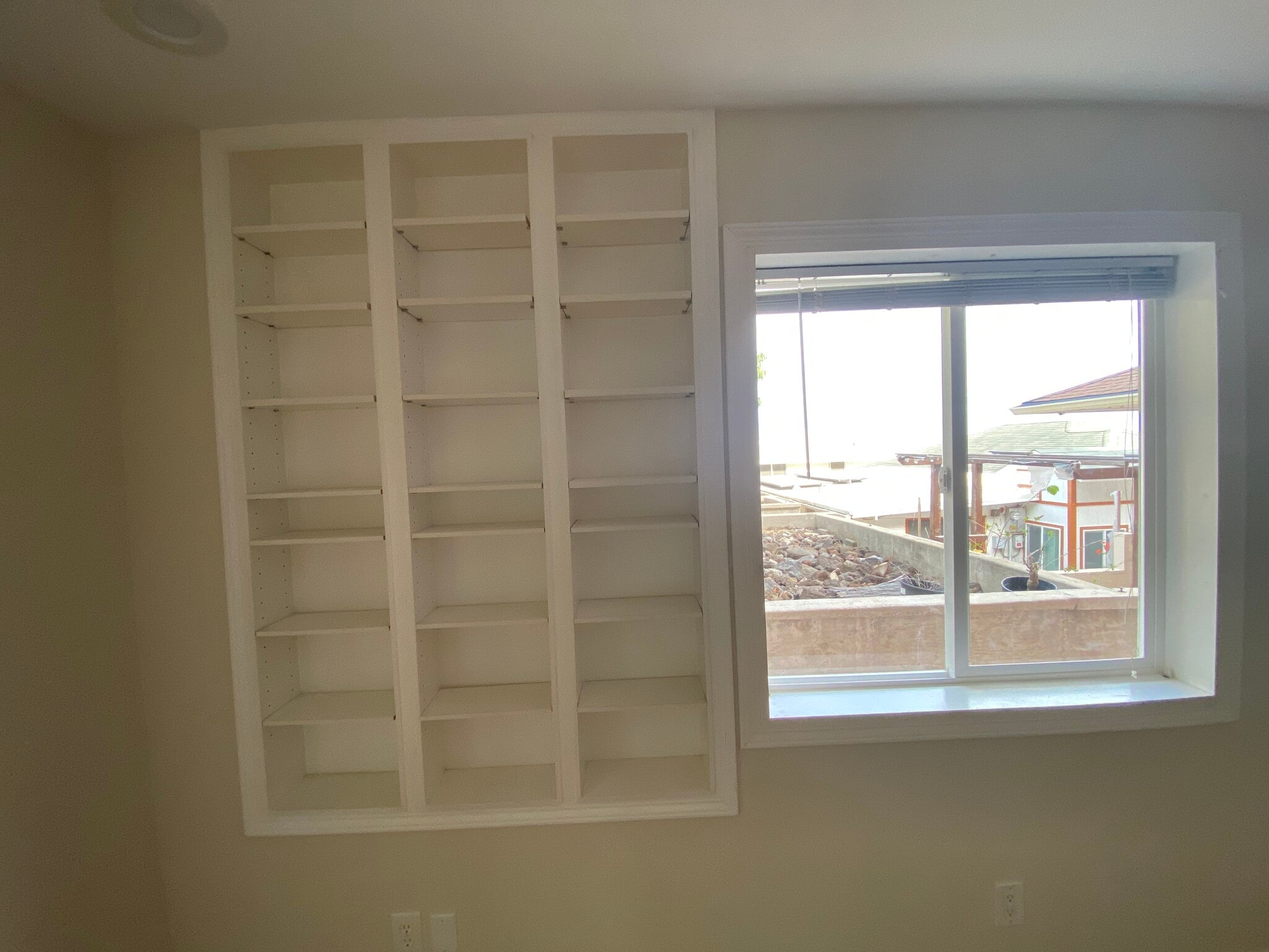 Living Room built in bookcase - 3708A Claudine St