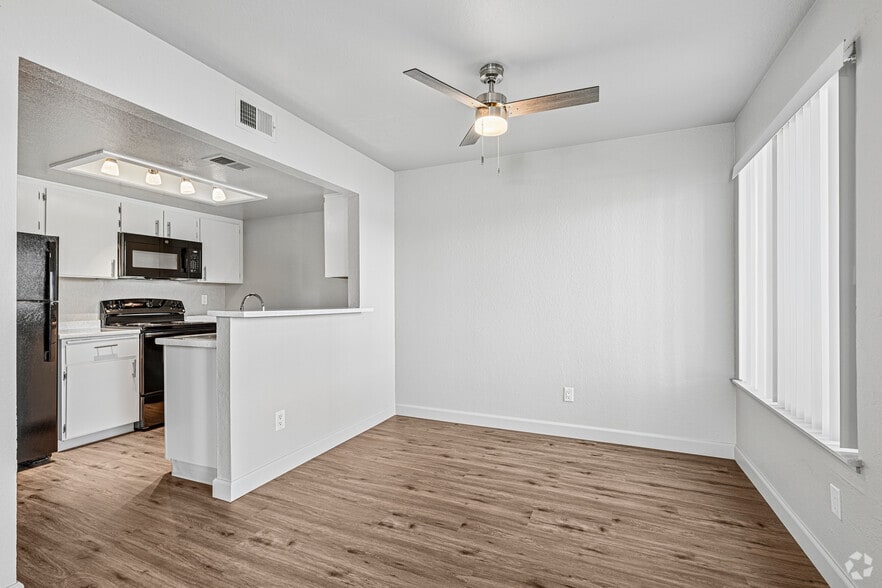 Superior- 2BR, 2BA - 986SF - Dining Room - Lakeview Village