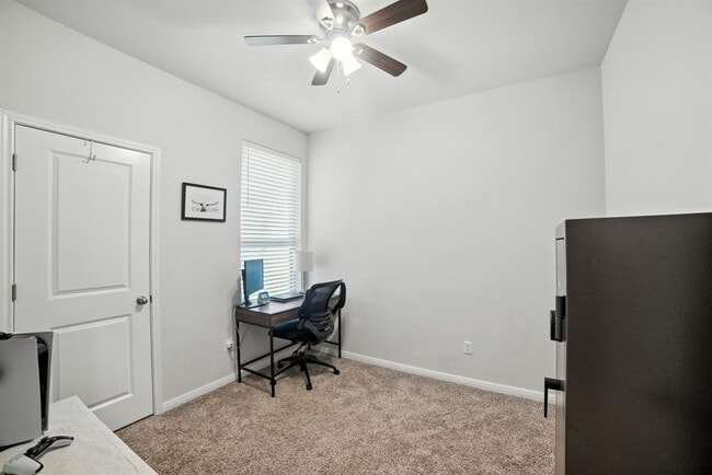 Building Photo - 324 Mountain Valley St