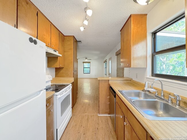 Building Photo - 776 Lookout Dr