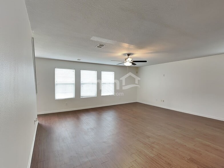 Building Photo - 3631 Barkers Crossing Ave