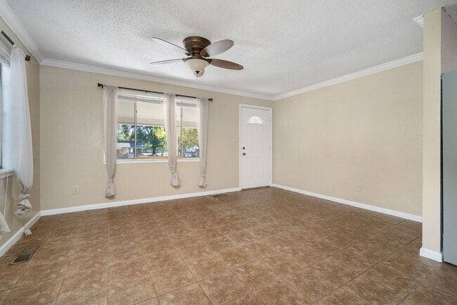 Building Photo - 531 N Fern St