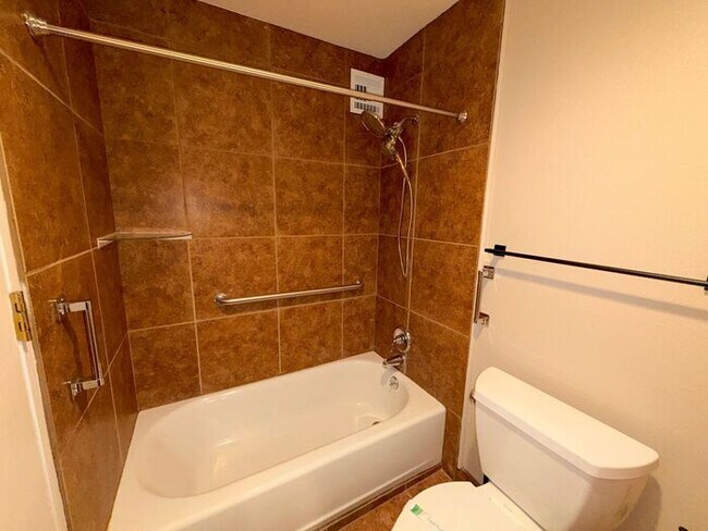 Building Photo - Reno Highrise Condo - Mountain & City Views