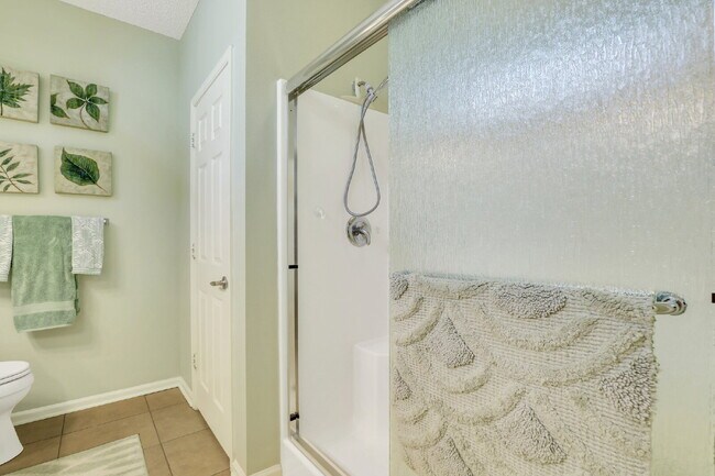Building Photo - Charming 2-Bedroom, Plus Den Home with 2 F...