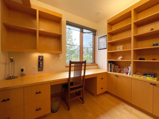 Building Photo - Gorgeous Furnished Pearl District Condo - ...