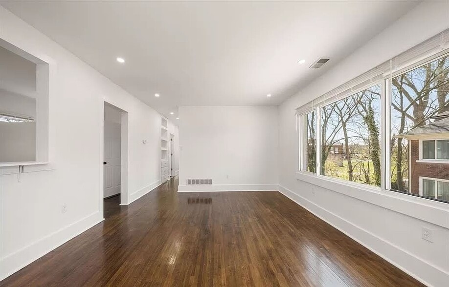 Building Photo - 1975 Gladstone St