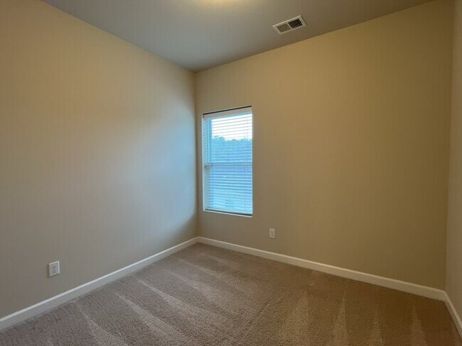 Building Photo - 579 Crossland Dr