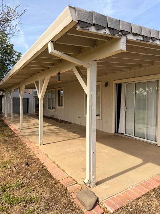 Building Photo - 3-bedroom, 2-bath home in great neighborhood!