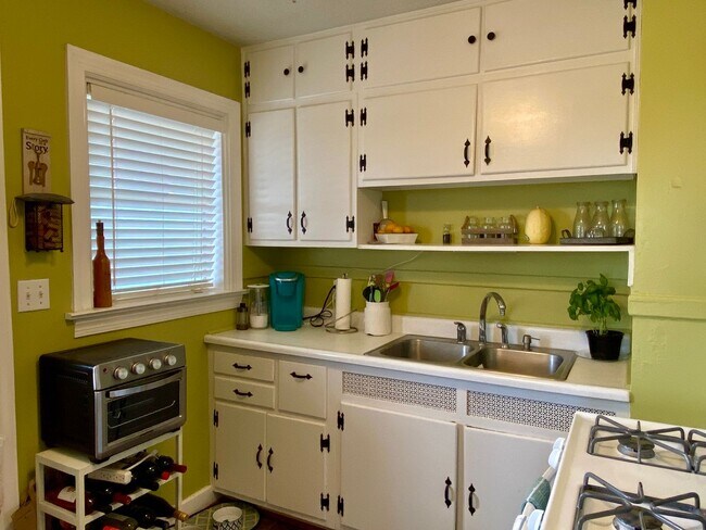 Building Photo - BayFront Beach Cottage